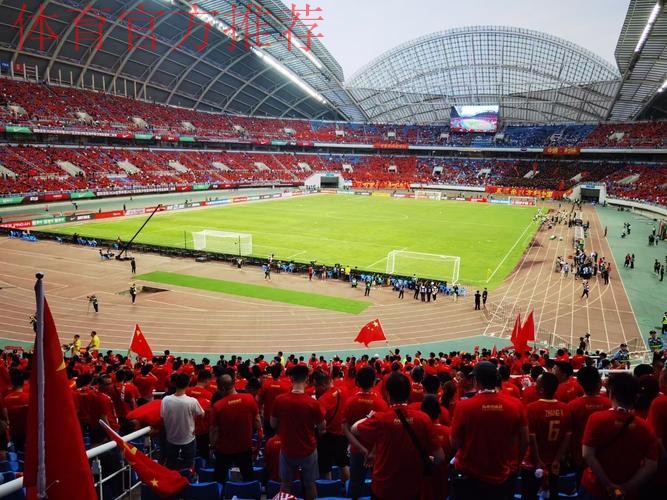 沈阳球迷向佩兰赠送“航母” 望国足从福地扬帆 沈阳球迷向佩兰赠送“航母” 望国足从福地扬帆